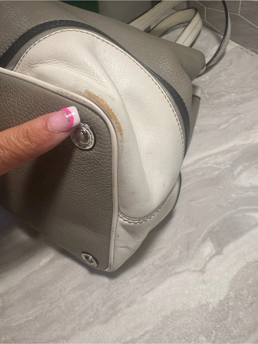 Coach KISS LOCK Taupe Pebbled Leather Shoulder Bag in EUC with 2 Hang Tags